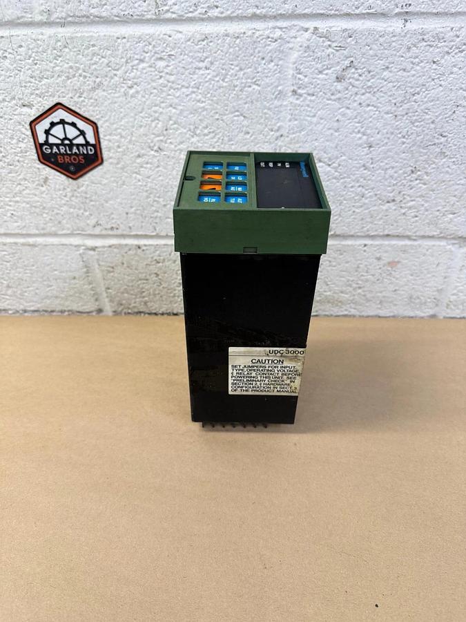Used Honeywell DC3003-0-000-1-00-0111 Temperature Controller 120VAC 60Hz 10VA UCD3000