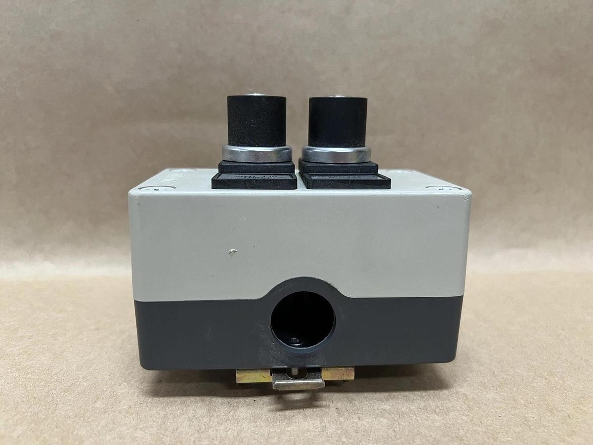 Used Moeller/Eaton Enclosed Selector Switch Station w/ 4 EK01C Contact Elements