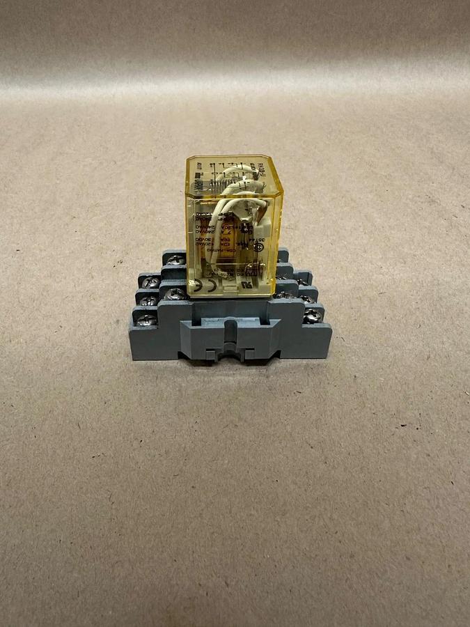 Used IDEC RH3B-U, AC 120v Relay w/ IDEC SH3B-05 Base