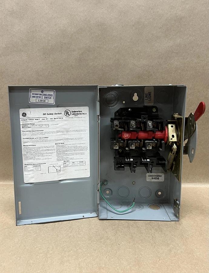 Used General Electric TGN3321 Model 8, 30A, 240VAC/250VDC Enclosed Safety Switch