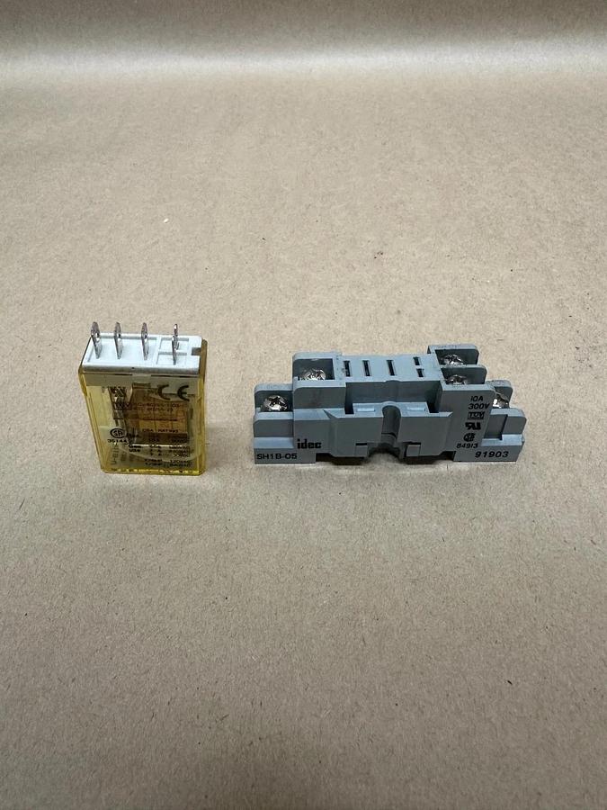 Used IDEC RH1B-U, AC 120V Relay w/ IDEC SH1B-05 Base