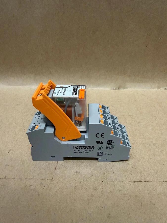 Used Phoenix Contact 2903666 Single Relay w/ RIF-2-BPT/ 4x21 Relay Base