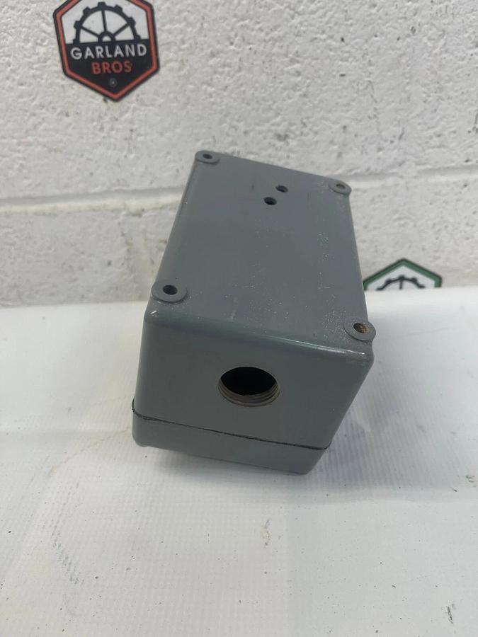 Used Square D 9001KY2 Enclosure w/ Pull-to-Start, Push-to-Stop Buttons