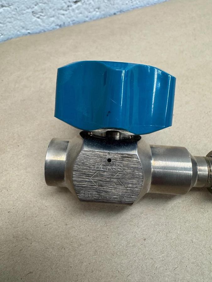 Used Airgas 316L Diaphragm 3500 PSI Valve w/ UMI 4250 Stainless Steel Hose