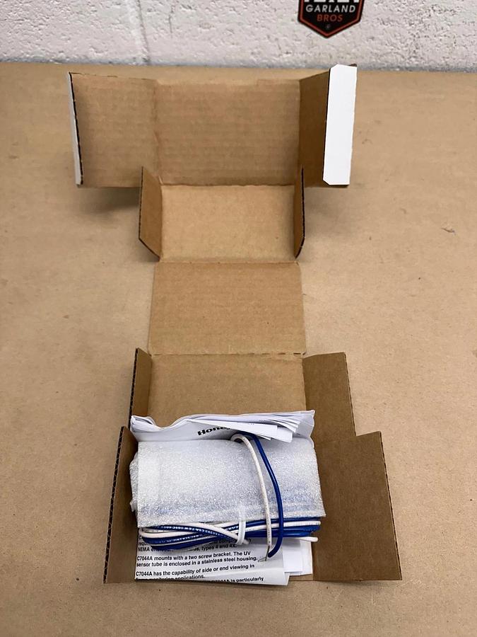 Used Honeywell C7027A 1049 Flame Detector Sensor *NEW*