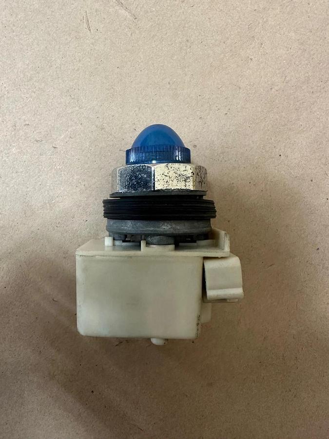 Used Square D 9001KM1 Blue Illuminated Light