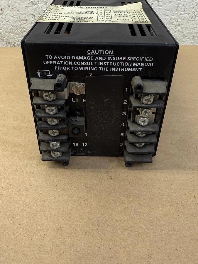 Used Honeywell DC3003-0-000-1-00-0111 Temperature Controller 120VAC 60Hz 10VA UCD3000