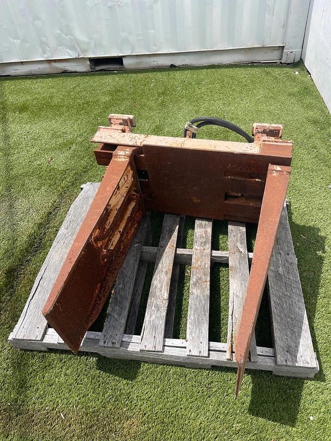 Used NSW USA Bale Clamp Forklift Attachment, Arm H:15” L:32.5” 14”-29” Opening Range