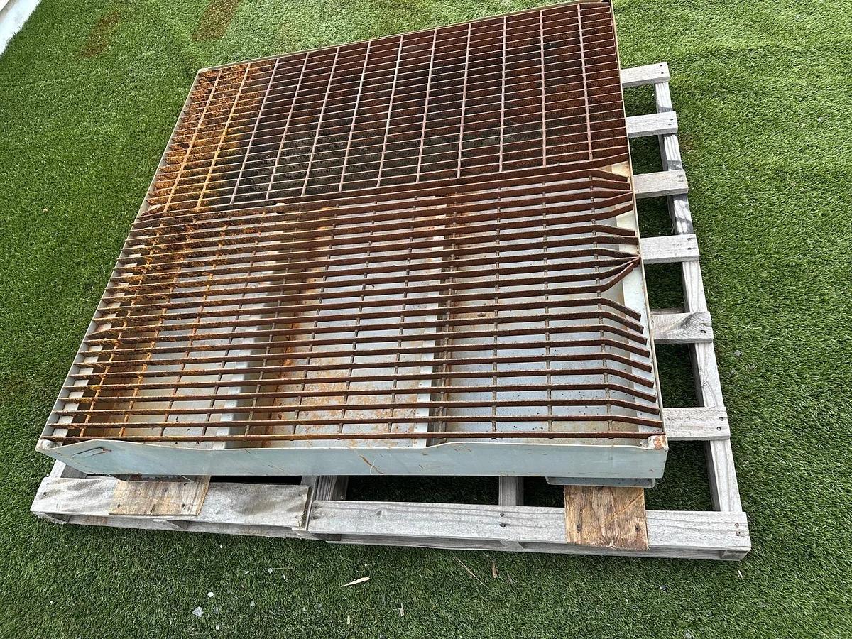 Used Little Giant SST-5151 4 Drum, Forkliftable Steel Spill Pallet