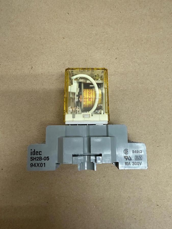 Used idec RH2B-U 110-120VAC, 50/60Hz, 10A Relay, SH2B-05 Socket Base, 300V, 10A 94X01