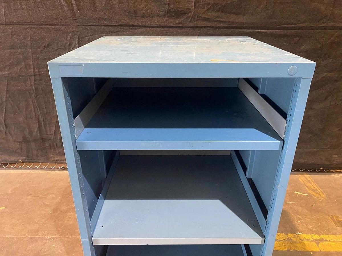 Used Stanley Vidmar Ind Tool Cabinet/Parts Storage w Shelves W:30" H:44.25" D:27.75"