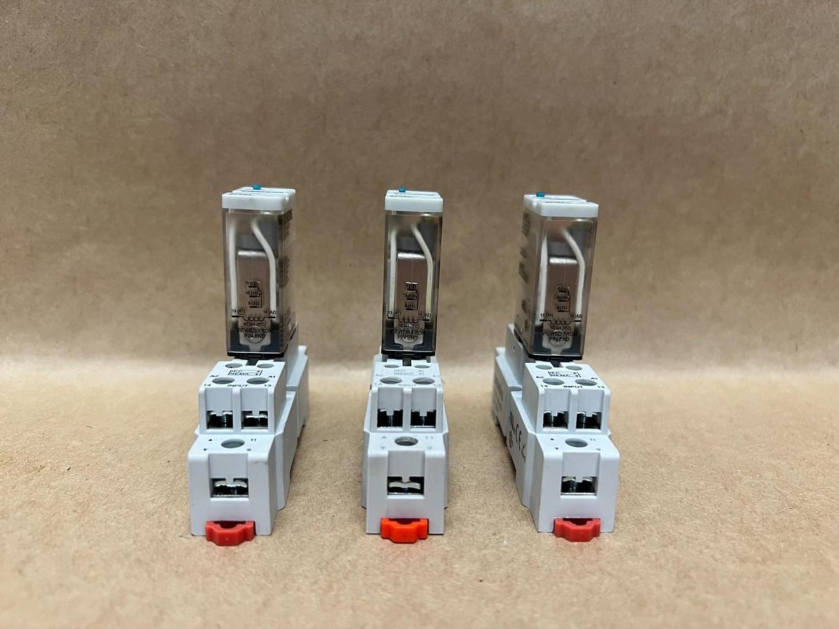 Used Siemens 3TX71 Relay with 3TX7144-4E7 Relay Base - Lot of 3