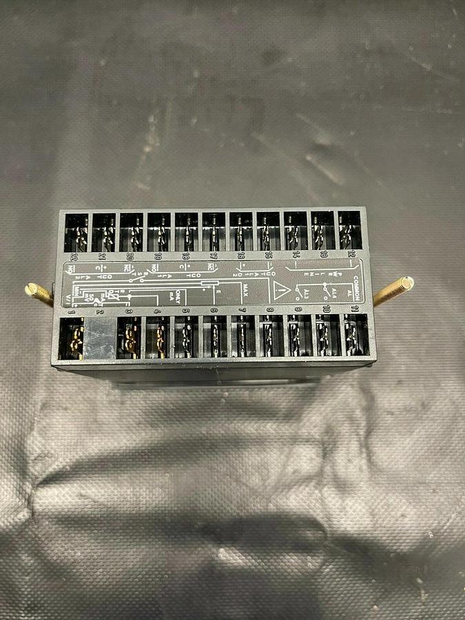 Used Gefran 201-2-2R-1, 240VAC, 50/60Hz, 6VA