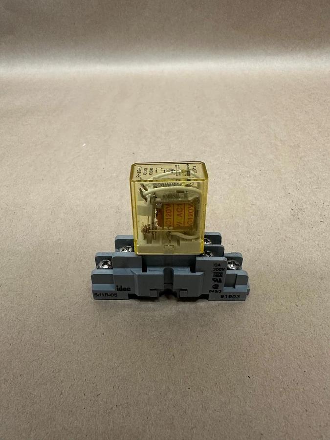 Used IDEC RH1B-U, AC 120V Relay w/ IDEC SH1B-05 Base