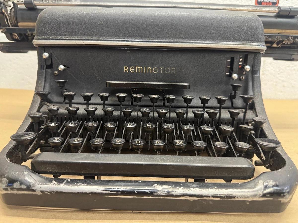 Used Remington Rand Working Type Writer, Model 17 Typewriter