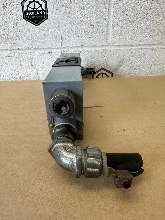 Used Parker D1VW001CVJET Hydraulic Valve w/ G.W. Lisk Co. D14-663F-8 Cable Entry