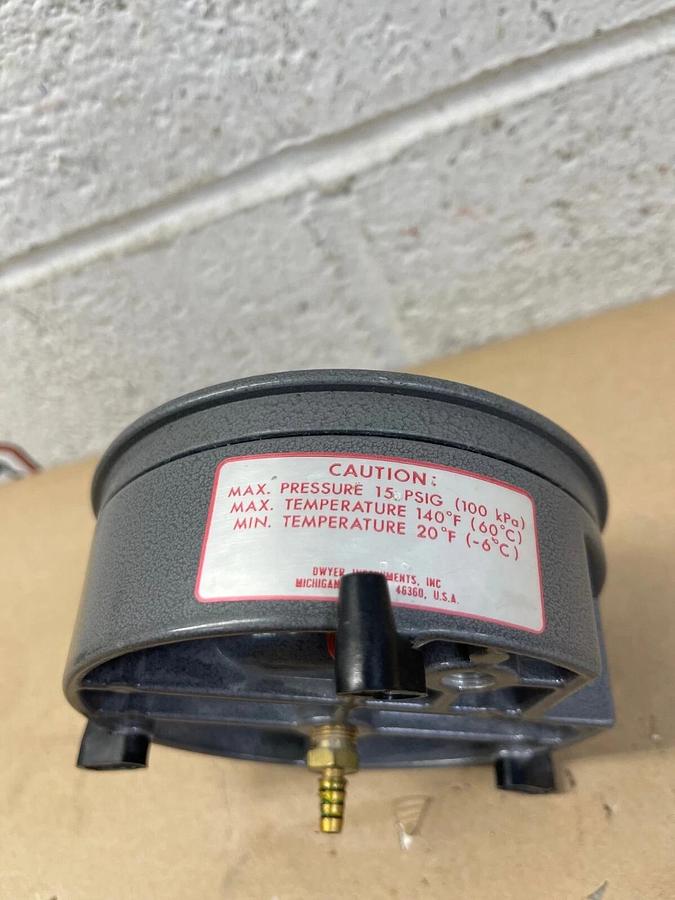 Used Dwyer Instruments Magnehelic W21X DO Pressure Gauge, Max Pressure: 15 PSIG