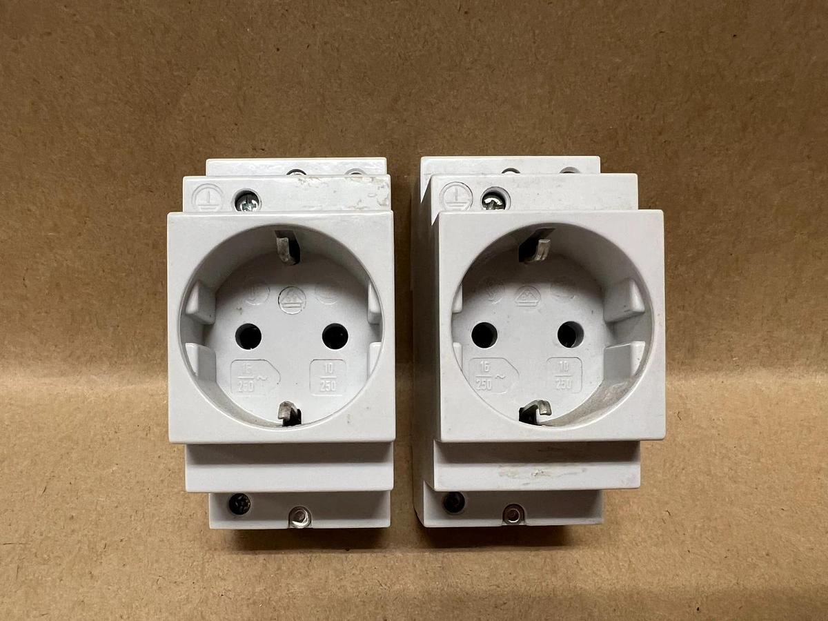 Used Siemens 5TE6700 Shockproof Socket - Lot of 2