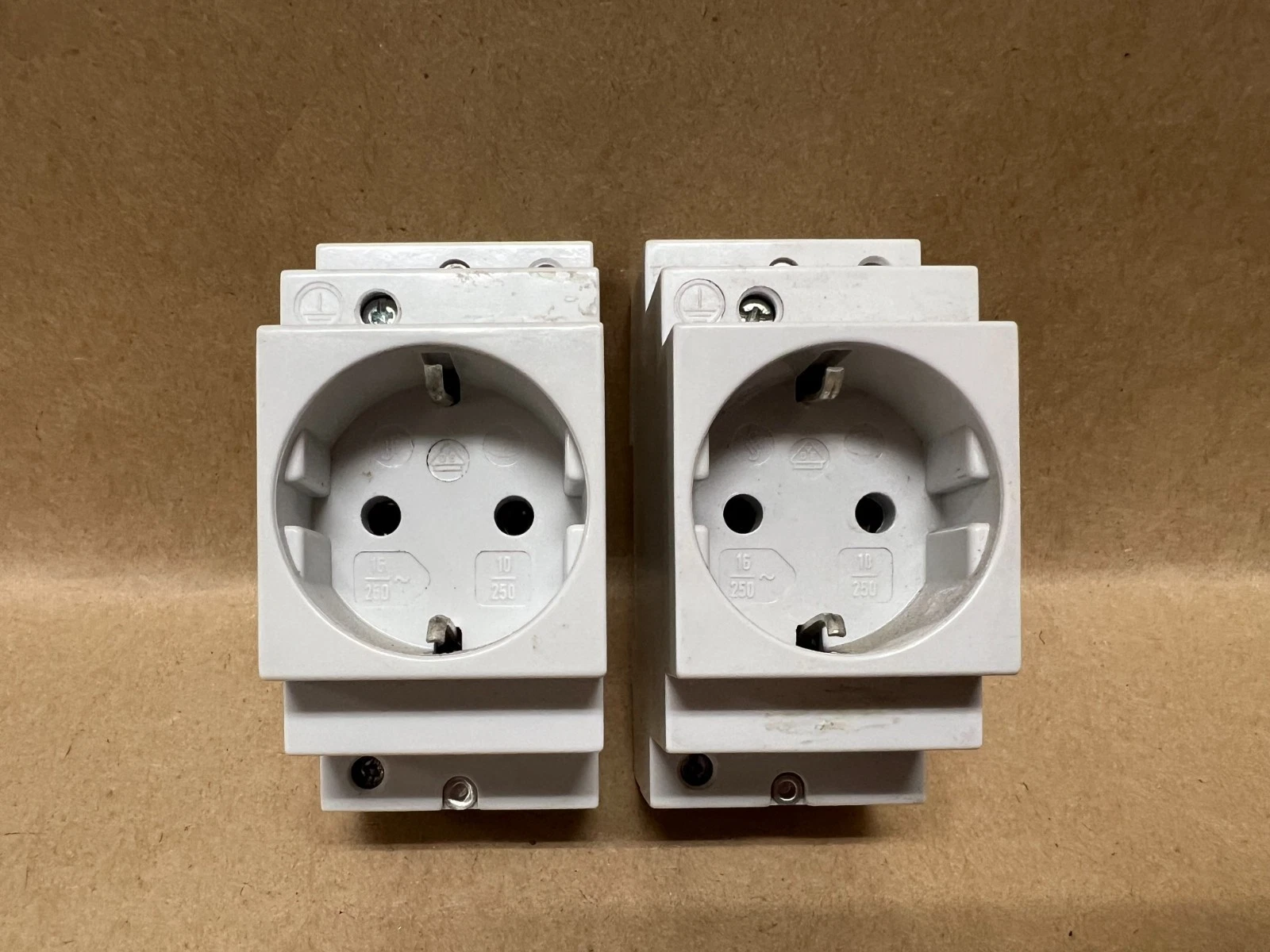 Used Siemens 5TE6700 Shockproof Socket - Lot of 2