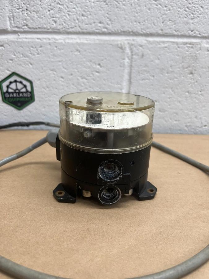 Used Fischer DS1104NA01A1 Differential Pressure Gauge