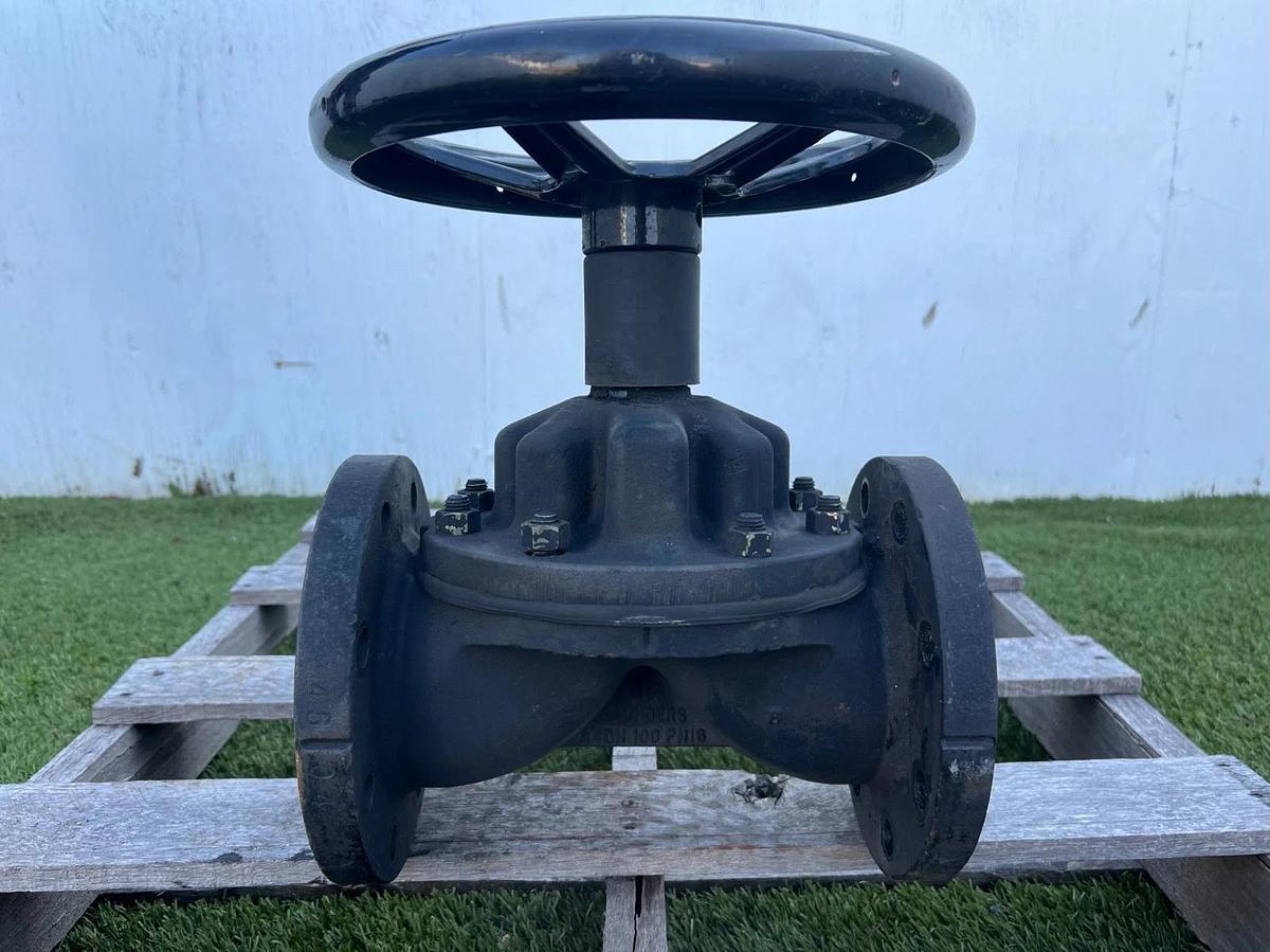 Used Saunders A40N 4" Cast Iron Lined Diaphragm Valve, 8 Hole Flange Manual Handwheel
