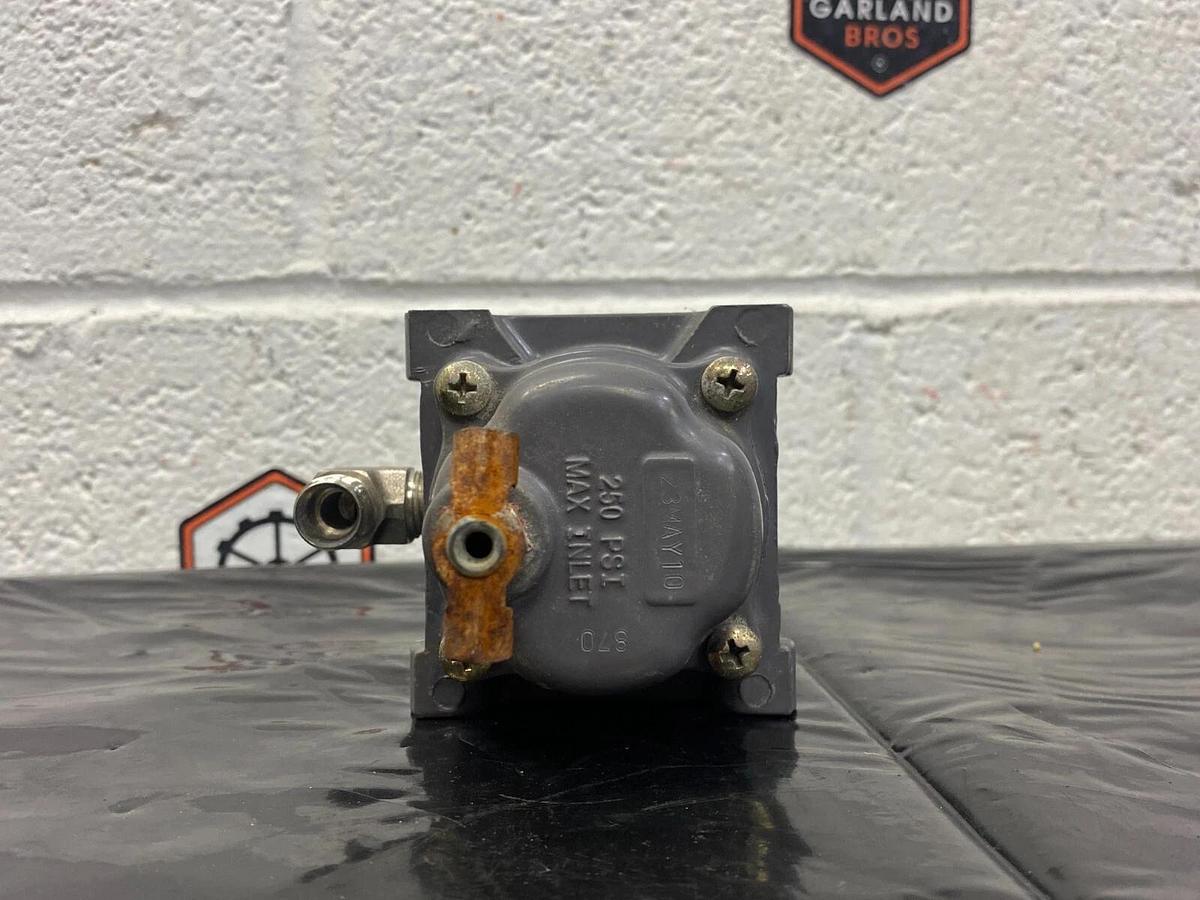 Used Fisher Controls FS-67CFR-226 Pneumatic Regulator