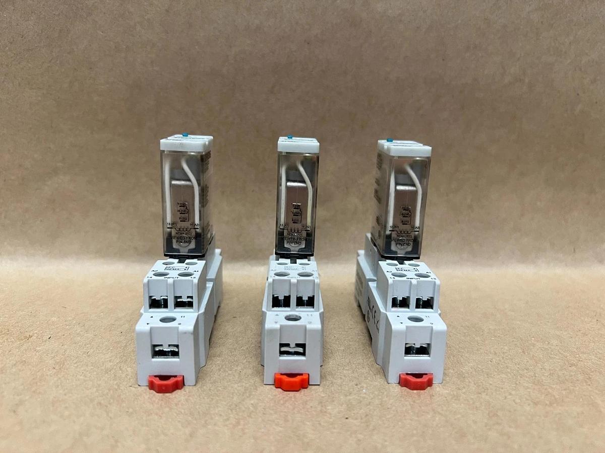 Used Siemens 3TX71 Relay with 3TX7144-4E7 Relay Base - Lot of 3