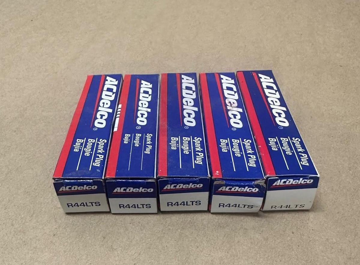 Used ACDelco R44LTS Spark-Plug Lot of 5 *NEW*