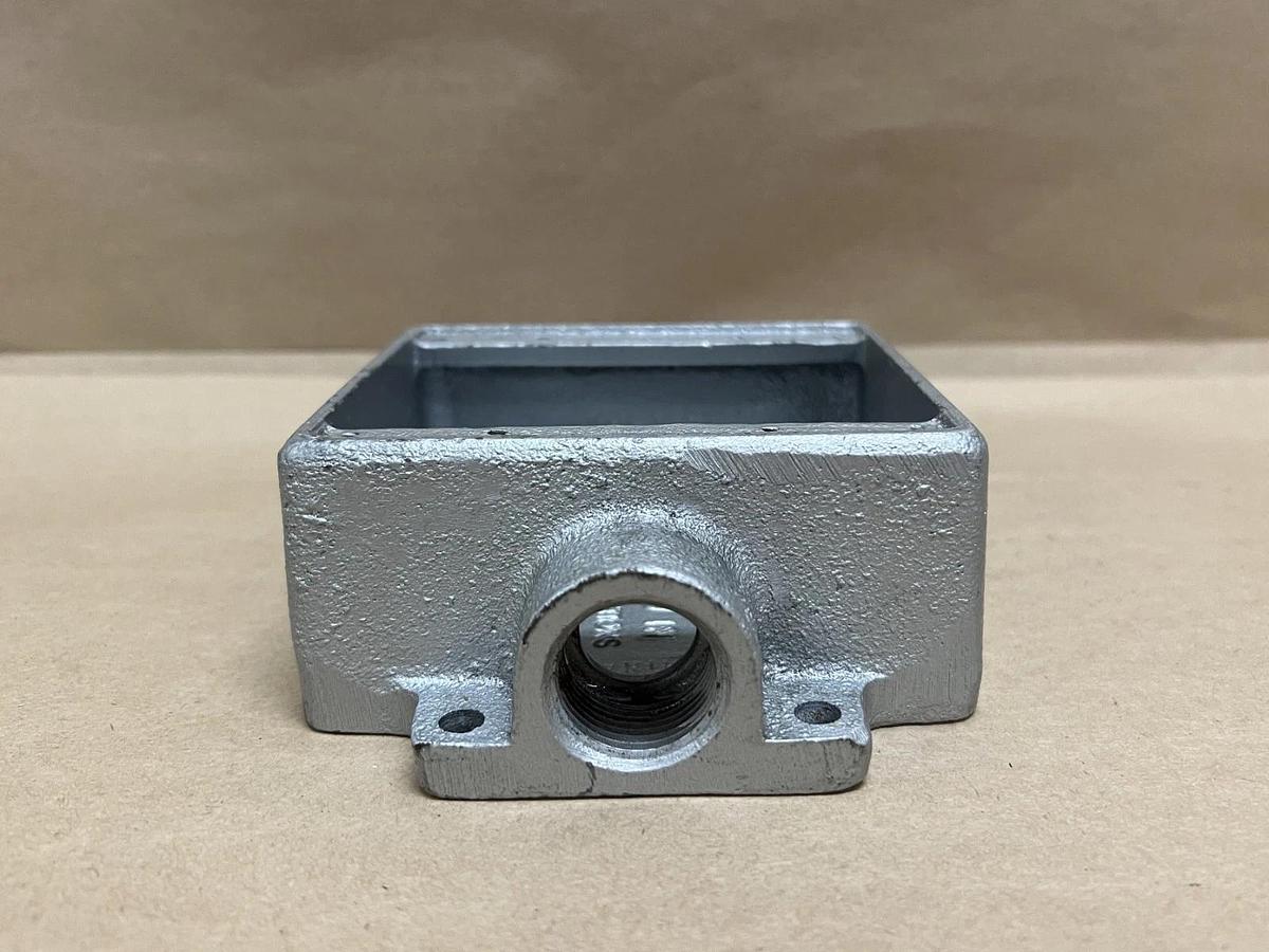 Used Thomas & Betts FS2-75 3/4" Cast Iron Electrical Device Box Cover, 27.6 CU