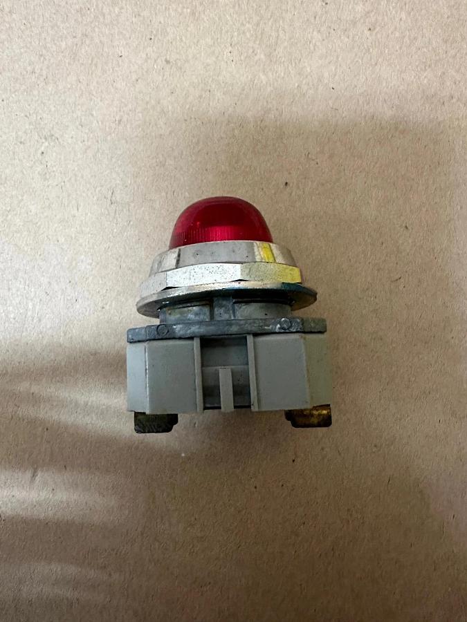 Used IDEC APD Red Pilot Light