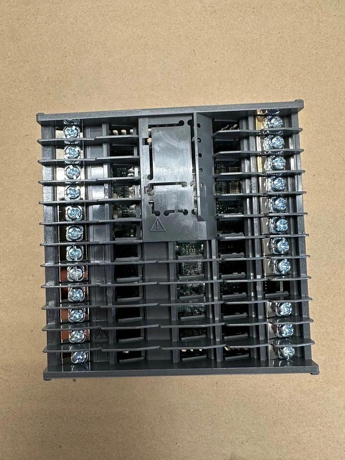 Used YOKOGAWA UT35A-L00-11-00 Digital Indicating Controller *NEW*