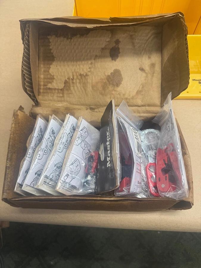 Used Master Lock Model 1800 Lockout Wall Station 8 Slots *NEW*