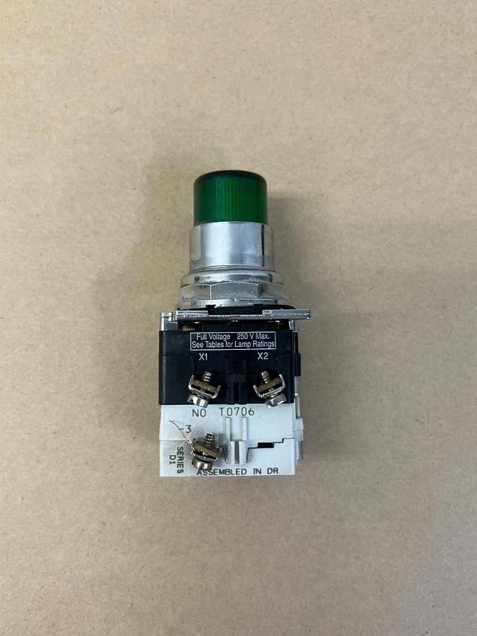 Used Cutler Hammer 10250T/91000T Green Push Button 250 Max V.
