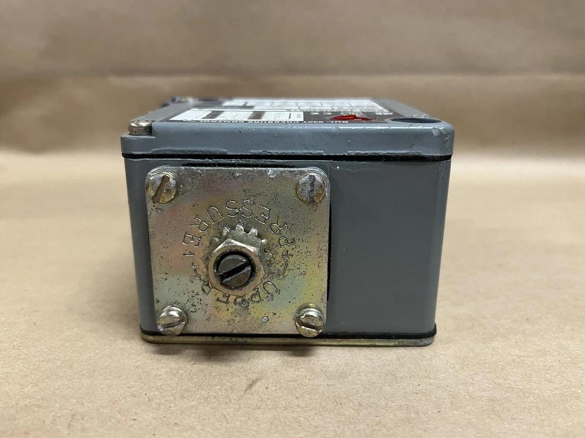 Used Allen Bradley 836T-T253JX40X15 836T Pressure Control Series A (Broken Light)