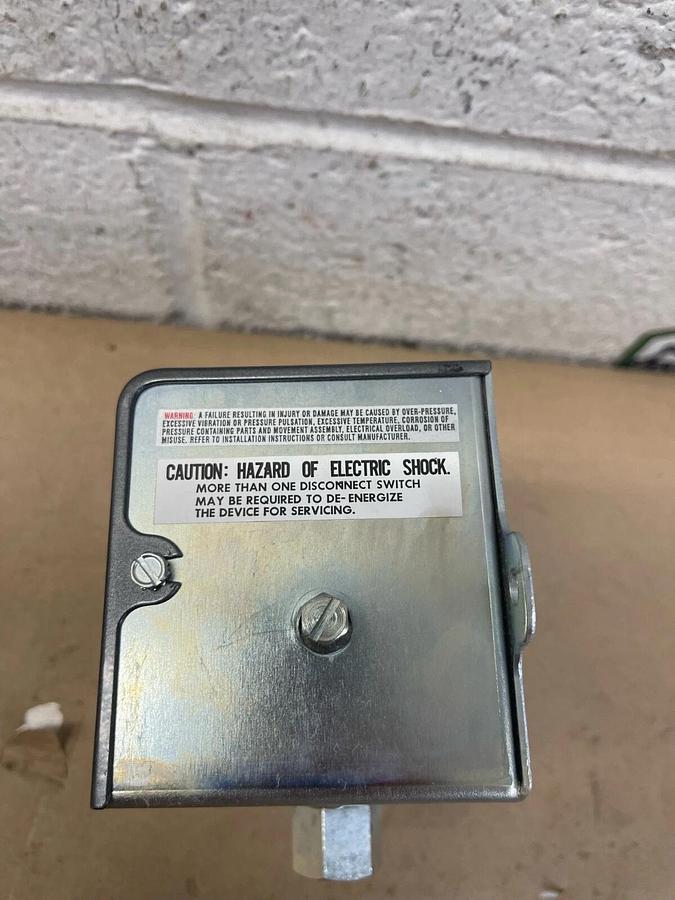 Dwyer (Mercoid) AP-153-37 Mercoid Control, Pressure Switch, Diaphragm Operated