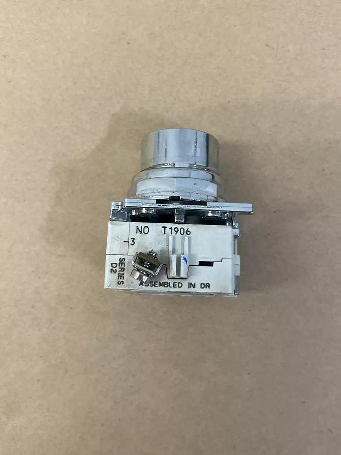 Used Cutler Hammer 10250T/91000T Green Push Button, White Base, D2 Series