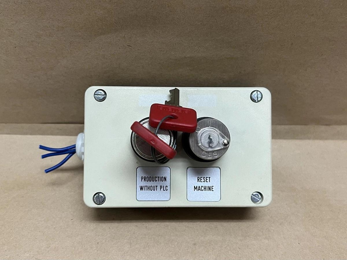 Used Siemens 3SB180-2 Industrial Control Station w/ Keys