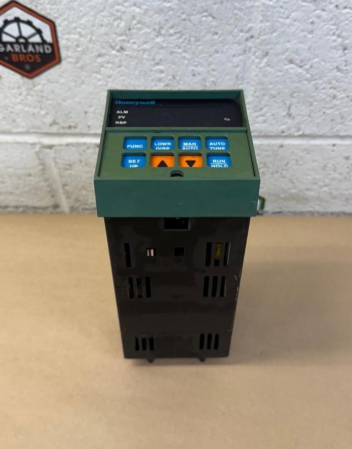 Used Honeywell DC3003-0-000-1-00-0111 Temperature Controller 120VAC 60Hz 10VA UCD3000