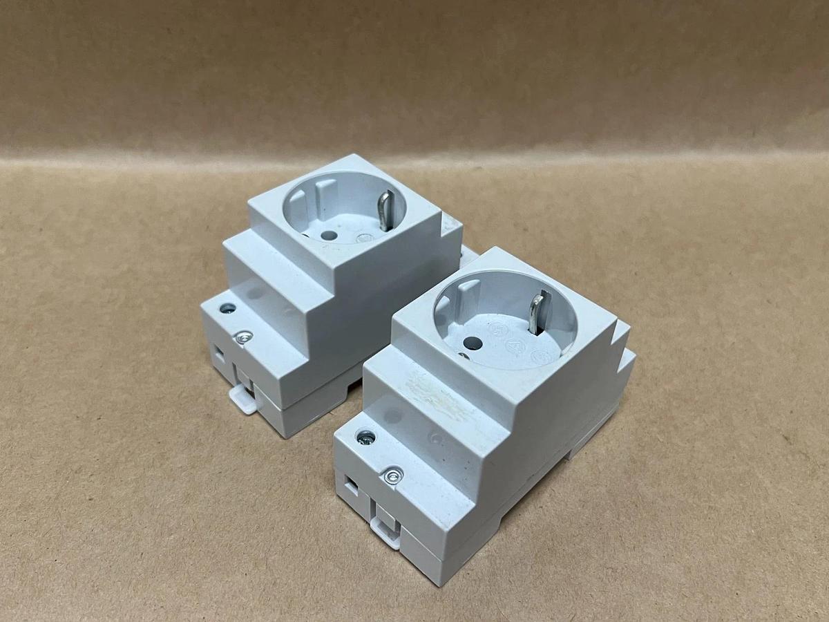 Used Siemens 5TE6700 Shockproof Socket - Lot of 2