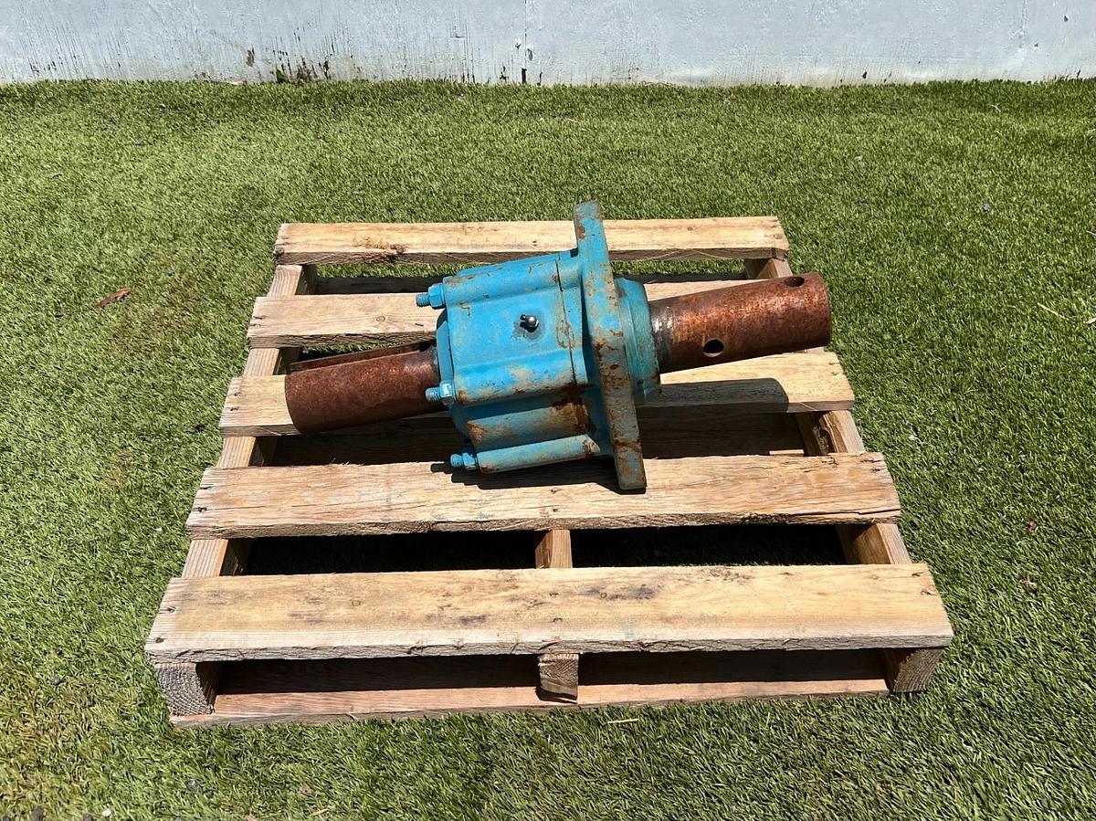 Used Heavy Duty Tie-Rod Hydraulic Cylinder, 4 Bolt