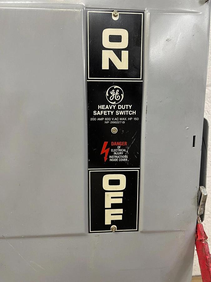 Used General Electric TH3364 HeavyDuty Safety Switch 200A 600VAC 250VDC Type 1 Indoor