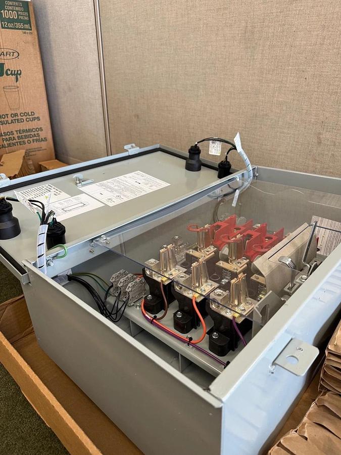 Used Eaton DEM364FDJB-00VT Heavy Duty Safety Switch, 3-Pole, 200A, 600V Fusible *NEW*