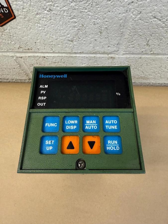 Used Honeywell DC3003-0-000-1-00-0111 Temperature Controller 120VAC 60Hz 10VA UCD3000