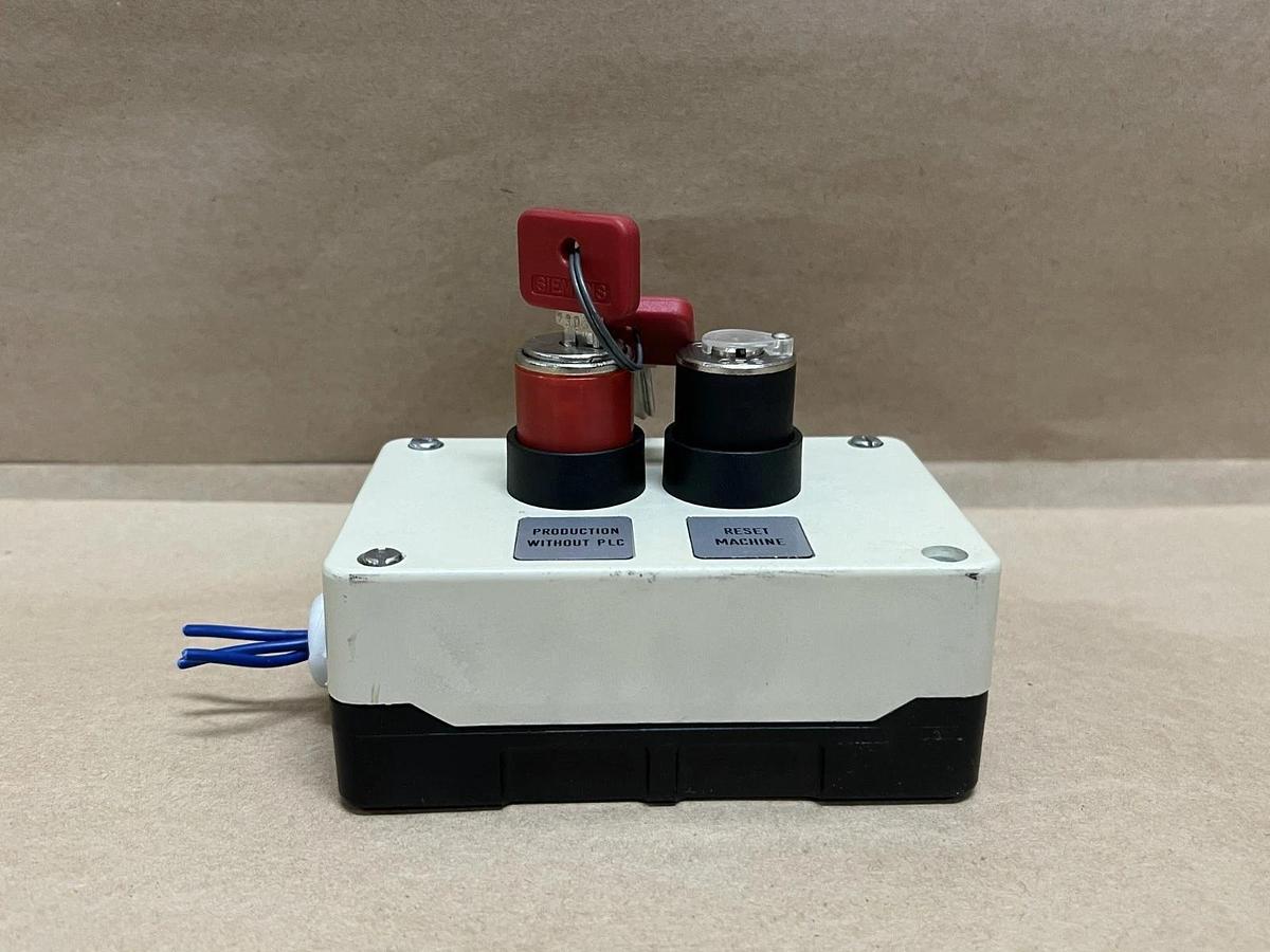 Used Siemens 3SB180-2 Industrial Control Station w/ Keys