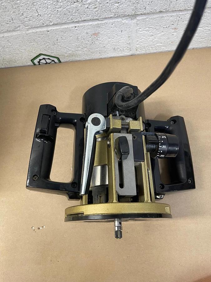 Used Black & Decker 7615-1 Medallion Plunge Router 1-1/2HP Type 1, 9.0A 25000RPM 120V