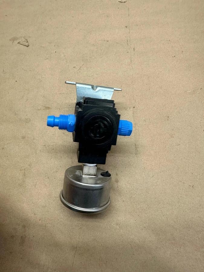 CKD R1000-8G-NT Pneumatic Regulator and Gauge