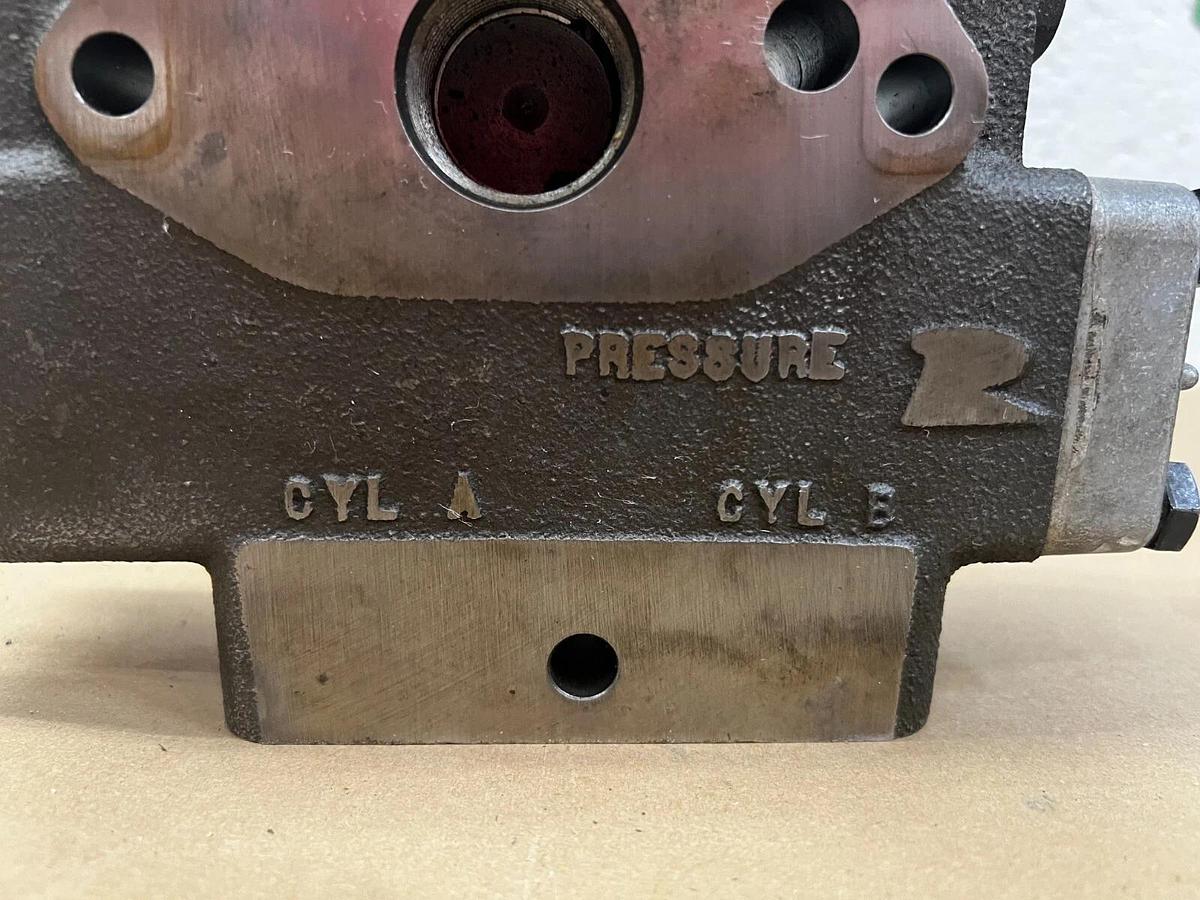 Used GRESEN 221602-25 Closed Center Motor Valve (12 VDC)