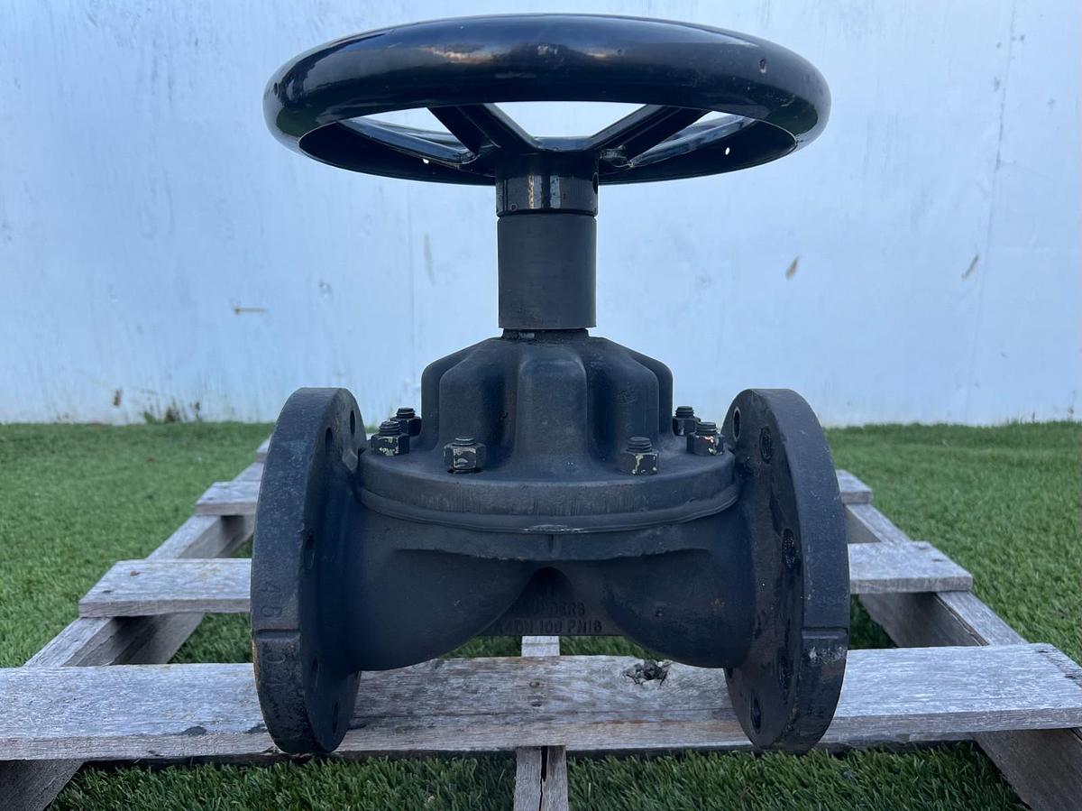 Used Saunders A40N 4" Cast Iron Lined Diaphragm Valve, 8 Hole Flange Manual Handwheel