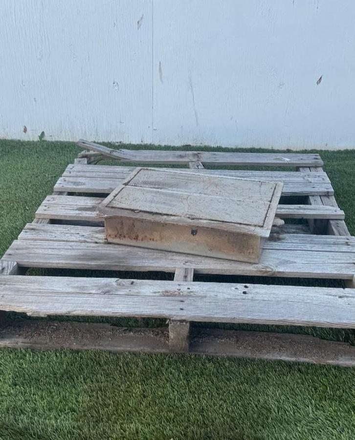 Used Suspension Magnet 20” x 15-1/2”, 4 Brackets on Back, Strong Pull