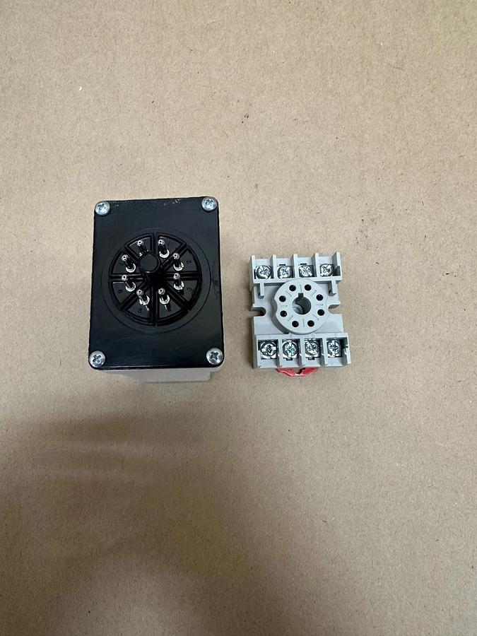 Used WILO 2760430 Macromatic Seal Leak Relay w/ Magnecraft Base